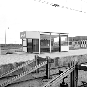 150443 Gezicht op het plaatskaartenkantoor van het N.S.-station Hoek van Holland Strand te Hoek van Holland.